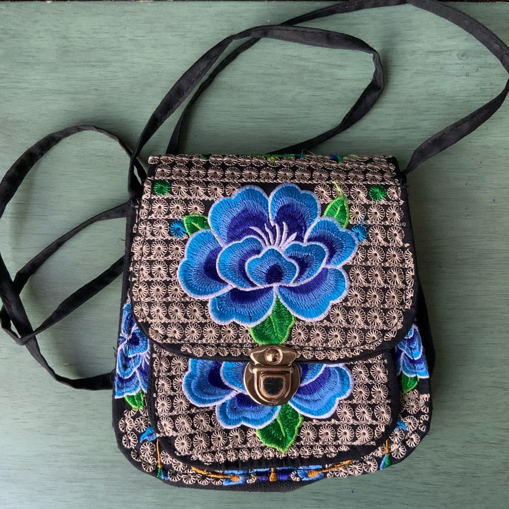 Elegant Floral Embroidered Crossbody Bag - Black and Blue